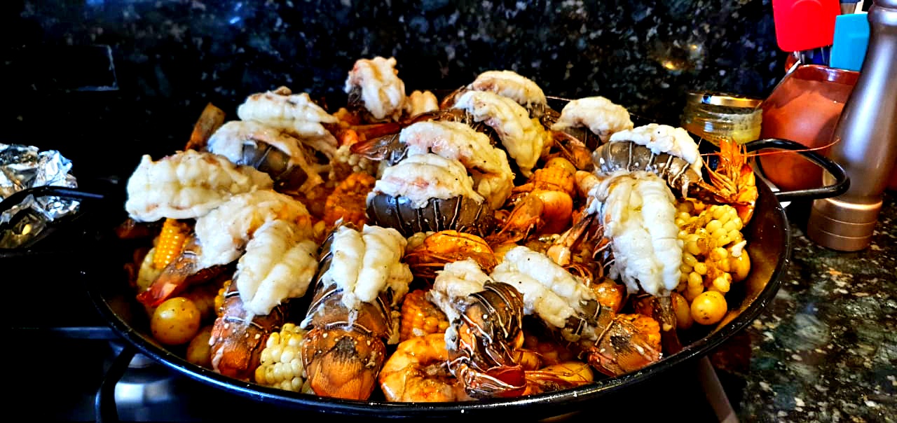 Colas de langosta a la mantequilla de jengibre con choclo y papitas